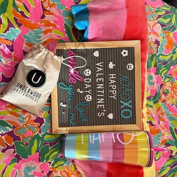 Not so mystery Mystery Box Happy items - Picture 2 of 7